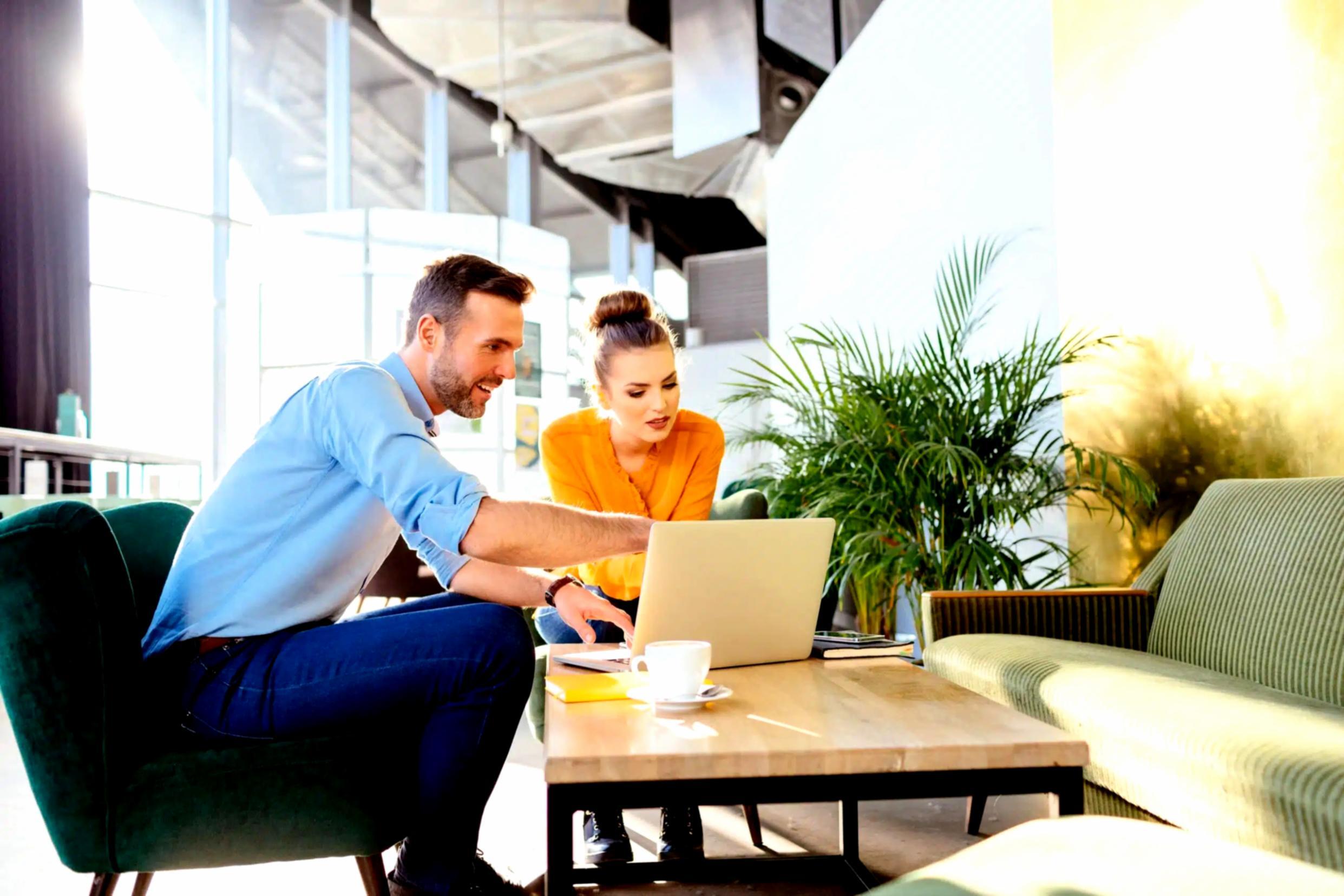 Proceso de edición cinematográfica en estudio profesional